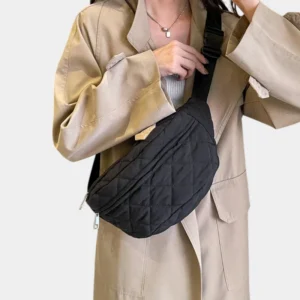 sac banane matelassé noir porté en bandoulière