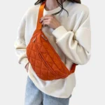 sac banane matelassé orange porté en bandoulière
