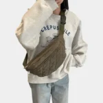 sac banane matelassé vert porté en bandoulière