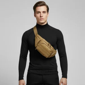 sac banane militaire beige marron porté par un homme en bandoulière