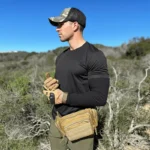 sac banane militaire marron kaki beige porté à la taille par un soldat