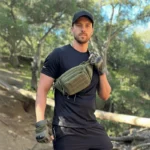 sac banane militaire porté en bandoulière par un homme