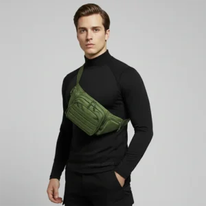 sac banane militaire vert olive kaki armée porté par un homme en bandoulière