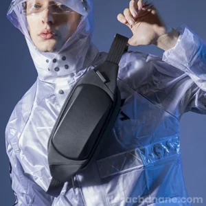 sac banane original noir porté en bandoulière par un homme au style futuriste