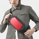 sac banane original rouge porté en bandoulière par un homme