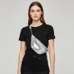 sac banane paillettes argentées porté en bandoulière par une femme