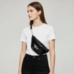 sac banane paillettes noires porté en bandoulière par une femme