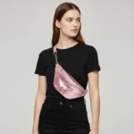 sac banane paillettes roses porté en bandoulière par une femme