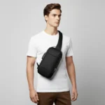 sac banane sécurisé porté en bandoulière par un homme