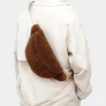 sac banane sherpa marron porté en bandoulière dans le dos d'une femme