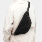 sac banane sherpa noir porté en bandoulière dans le dos d'une femme