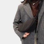 sac-banane-tendance-noir-bandouliere-femme sac banane tendance couleur noir porté en bandoulière par une femme