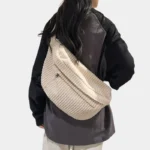 sac banane xl velours côtelé beige porté en bandoulière dans le dos par une femme