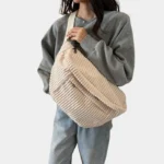 sac banane xl velours côtelé beige porté en bandoulière par une femme