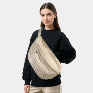 sac banane xl velours côtelé beige aux grosses côtes porté en bandoulière par une femme