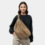 sac banane xl velours côtelé marron aux grosses côtes porté en bandoulière par une femme