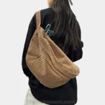 sac banane xl velours côtelé marron porté en bandoulière dans le dos par une femme