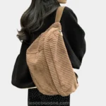 sac banane xl velours côtelé marron porté sur l'épaule par une femme