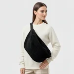 sac banane xl velours noir porté en bandoulière par une femme