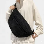 sac banane xl velours côtelé noir porté en bandoulière par un homme