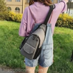 sac-photo-banane-gris-femme-bandouliere-dos sac photo banane gris chiné porté par une femme en bandoulière sur le dos