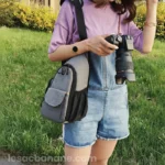 sac-photo-banane-gris-femme-epaule sac photo banane gris chiné porté sur l'épaule par une femme