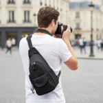 sac-photo-banane-photographe-rue sac photo banane noir porté sur le dos par un homme photographe à Paris