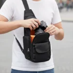 sac-photo-banane-reflex-nikon-canon-detail sac photo banane noir porté sur l'épaule pour ranger un appareil photo reflex