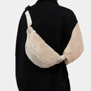 Sac Banane Bouclette Beige porté en bandoulière dans le dos