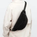 Sac Banane Bouclette porté en bandoulière dans le dos