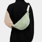 Sac Banane Bouclette Vert porté dans le dos en bandoulière