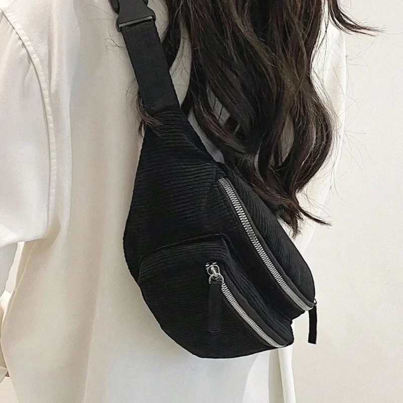 Sac Banane Velours Noir dans le dos