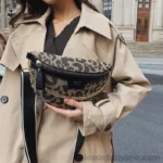 banane femme leopard avec trench coat