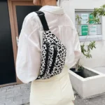 banane motif léopard imprimé blanc et noir porté sur l'épaule par une femme