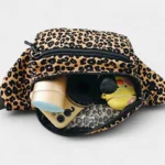 banane motif léopard imprimé jaune grande poche ouverte avec affaires