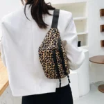 banane motif léopard imprimé jaune porté sur l'épaule par une femme