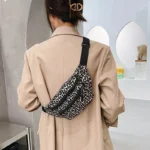 banane motif léopard imprimé marron porté en bandoulière dans le dos par une femme