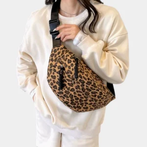 banane xl léopard porté en bandoulière par une femme