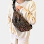 banane xl léopard foncé porté en bandoulière par une femme