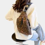 banane xl léopard foncé porté sur l'épaule