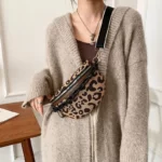 sac banana leopard porté en bandoulière