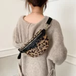 sac banana leopard porté dans le dos