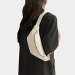 Sac Banane Velours Côtelé Femme blanc sur l'épaule