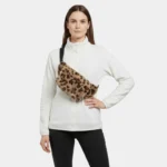 sac banane léopard fourrure porté en bandoulière par une femme habillée pour l'hiver