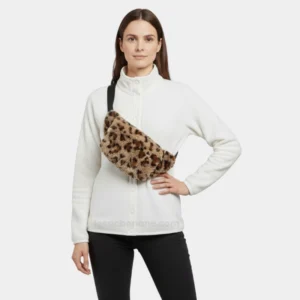 sac banane léopard fourrure porté en bandoulière par une femme habillée pour l'hiver