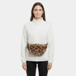 sac banane léopard fourrure porté à la taille par une femme habillée pour l'hiver