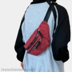 sac banane velours rouge dans le dos