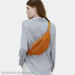 Sac Banane Velours Orange dans le dos