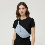 banane-velours-cotele-bleu-bandouliere-femme banane velours côtelé bleu pastel porté en bandoulière par une femme