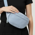 banane-velours-cotele-bleu-detail-main-femme banane velours côtelé bleu pastel détail avec une main de femme